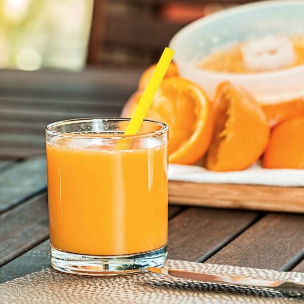 Paille en silicone dans verre de jus d'orange